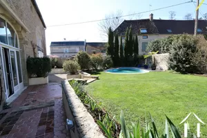 Jardin clos avec piscine et terrasse