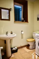 La salle de bain du RdC (douche, lavabo, WC, chaudière à gaz)