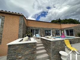 Gelijkvloerse villa met gîtes zwembad, jacuzzi en uitzicht