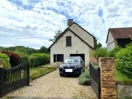 Poort en oprit naar de garage en het huis