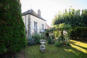 Huis met twee appartementen, tuin en schuur