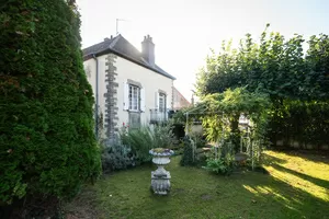 De tuin, terras en huis