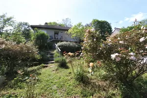 Bangalow gezien vanuit de tuin nabij de rivier.