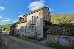 Dorp huis aan de rivier, wijn bourgogne