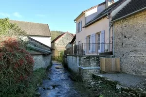 Gezicht op het westen: het terras langs de La Cosanne rivier