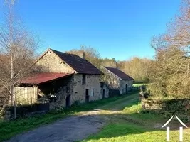 Les deux bâtiments à droite de l'entrée de la propriété