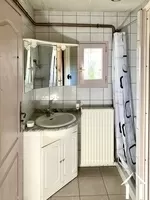 Salle d'eau de la chambre 1, à droite la cabine de douche