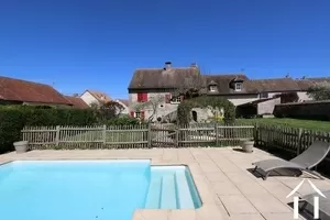 Huis met zwembad en omheinde tuin
