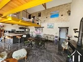 Woonkamer met een houtkachel