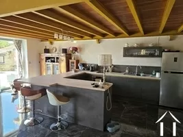 Deze ruime keuken is ideaal voor zowel koken als het vermaken van gasten.