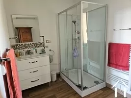 Slaapkamer met ensuite douchekamer, toilet en wastafel