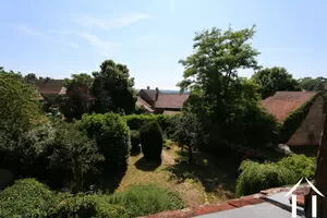 Uitzicht vanuit het slaapkamerraam, aan het andere einde de Morvan
