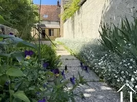 Binnenplaats met een gedeeltelijk overdekt terras