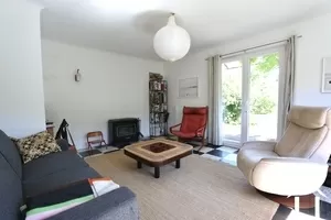 Woonkamer die uitkomt op een privé-tuin