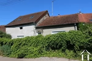 Klein huis langs een rustige rivier