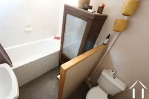 De badkamer met toilet