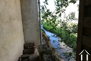 Rivier gezien vanuit een kleine zijdeur