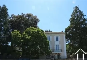 Uitzicht op het huis met prachtige bomen, gezien vanaf de straat