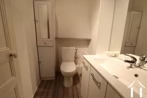 Toilet en wastafel op de bovenverdieping