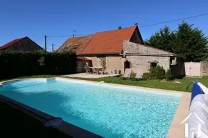 Zwembad met uitzicht op het huis