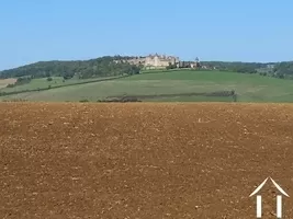Uitzicht vanuit de tuin op het middeleeuwse dorp Kasteel van Chateauneuf en Auxois