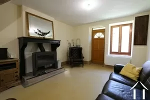Woonkamer met open haard en houtkachel