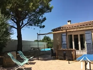 Gelijkvloerse villa met studio nabij historisch Avignon Ref # 11-2418 