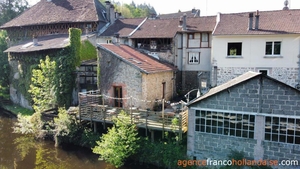 Monumentaal huis aan de rivier Ref # Li899 
