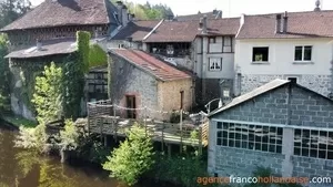 Monumentaal huis aan de rivier Ref # Li899 