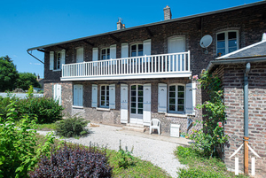 Maison de Maître met een groot bebost park bij een beekje Ref # CR5433BS 