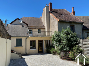 In historisch dorp, huis met omheinde tuin en wijnkelder Ref # PM5346D 