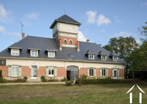 Familiehuis dichtbij Reims met 2 hectare Ref # BH5405P 