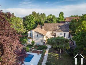 Gerenoveerd stenen huis met prachtige tuin & zwembad, Beaune Ref # CR5426BS 