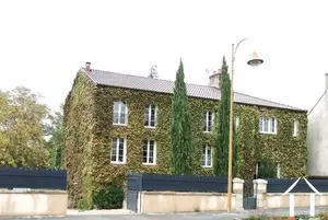 Groot  herenhuis met bijgebouw vlakbij Dijon Ref # LC5460B 