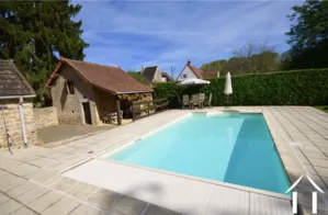 Groot huis met zwembad in Couches, Bourgogne Ref # BH5506D 