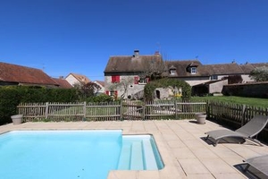 Huis met zwembad en omheinde tuin Ref # CR5586BS 