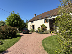 Mooi gerenoveerde boerderij tussen Wijn en Morvan Ref # cvh5588 