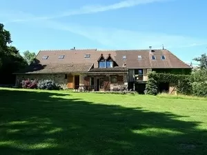Prachtig Landhuis met grote tuin, zwembad en schuur, zuid Bourgogne. Ref # JDP5589S 