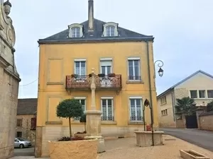 Groot huis in het centrum van een wijn dorp Ref # CR5601BS 