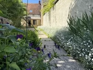 Schattig Dorpshuis met Grote Vrijstaande Tuin Ref # RT5607P 
