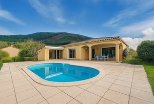 Gelijkvloerse villa met uitzicht, lage uitgaven, zwembad en garage Ref # 06-654203 