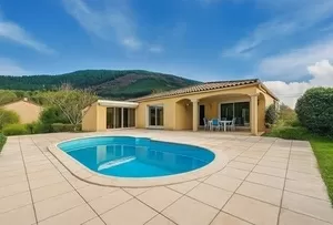 Gelijkvloerse villa met uitzicht, lage uitgaven, zwembad en garage Ref # 06-654203 