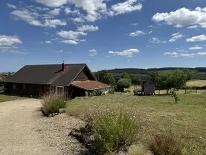 Comfortabel gelijkvloers wonen in volledig houten chalet met prachtig uitzicht Ref # DF5610C 