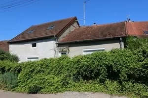 Klein huis langs een rivier met privé tuin Ref # CR5611BS 