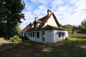 Twee huizen met bijgebouwen in een grote aangelegde tuin Ref # CR5615BS 