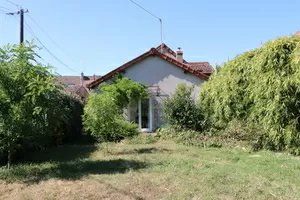 Klein huis langs een rivier met privé tuin Ref # CR5611BS 