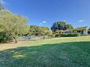 Villa met parktuin, vergezichten en verwarmd zwembad  Ref # 06-731114 