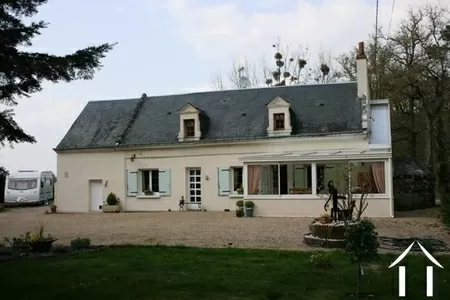 Het bezit ligt op het platteland met een aantal huizen in de buurt, maar niemand te dichtbij.