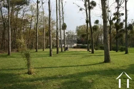 Het bezit heeft een volwassen tuin en een aardig stuk bos.