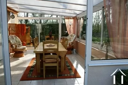 De veranda/serre is een mooie uitbreiding van het huis en biedt toegang tot de bovenverdieping